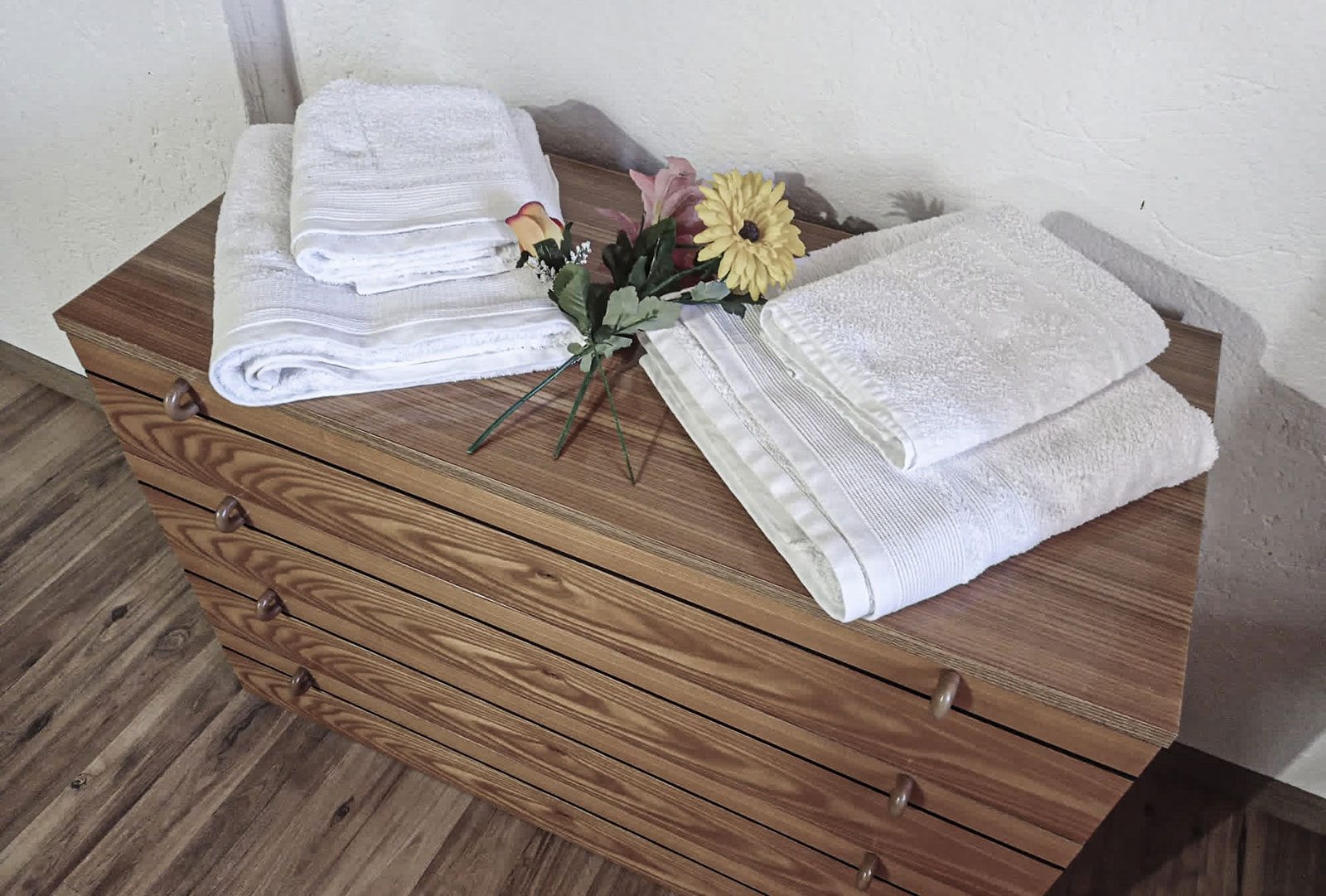Particlare mobile con asciugamani della Casa di Corte Agriturismo Domizia