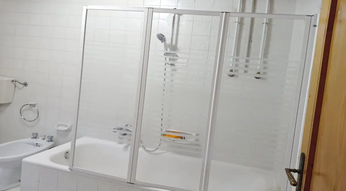 Vista della zona bangno con doccia della Casa di Corte Agriturismo Domizia