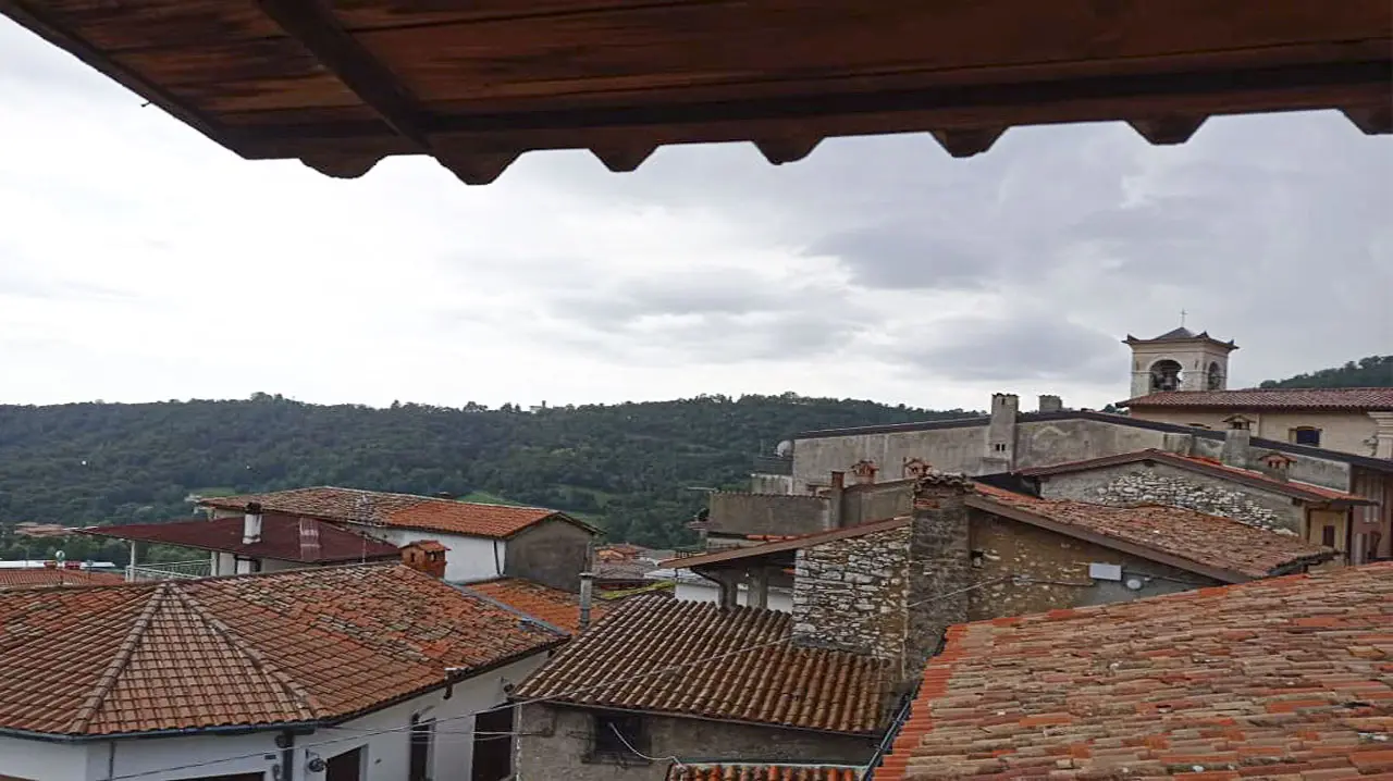 Vista del paese di adrara san martino dalla  Casa di Corte Agriturismo Domizia